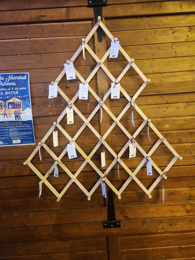 Árbol de madera con los deseos escritos por visitantes del mercado.
