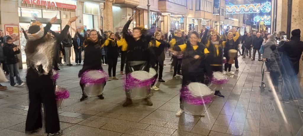Actuación de batucada por las calles del centro de Palencia.
