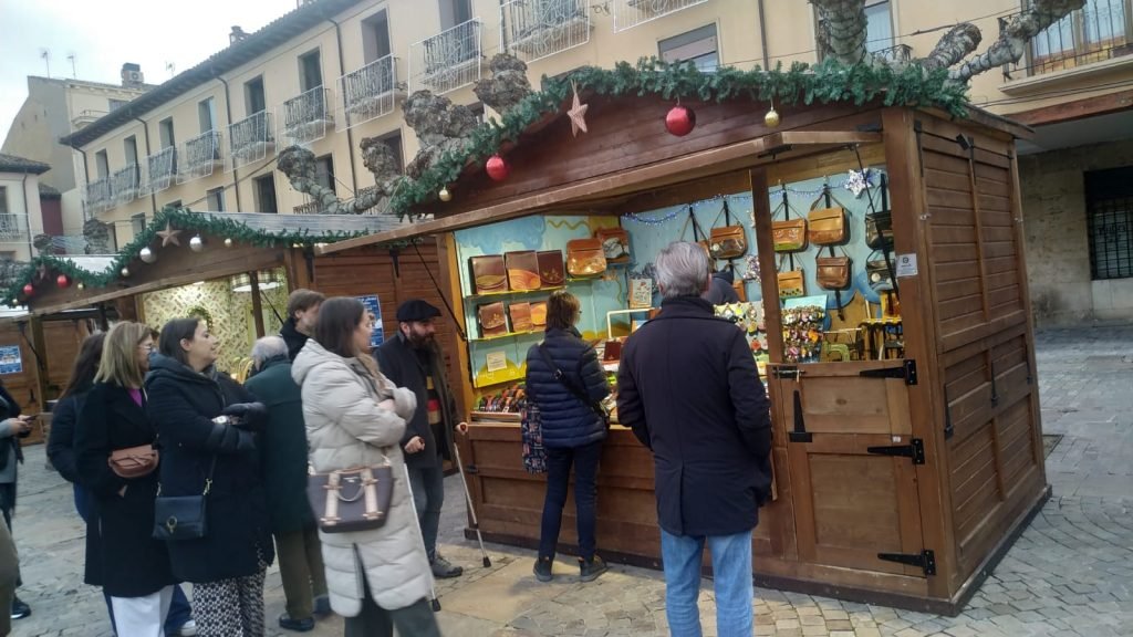 Casetas artesanas en la Plaza Mayor de Palencia durante el Mercado Navideño de 2024.