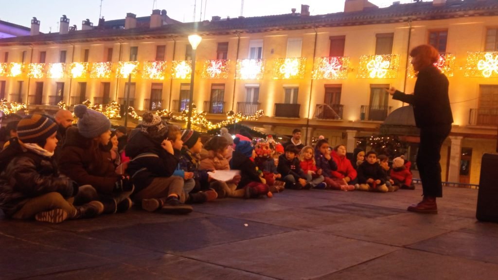 Público infantil durante una sesión de cuentacuentos del Mercado Navideño.
