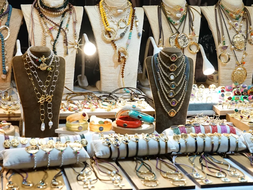 Exposición de collares, pulseras y joyería artesana