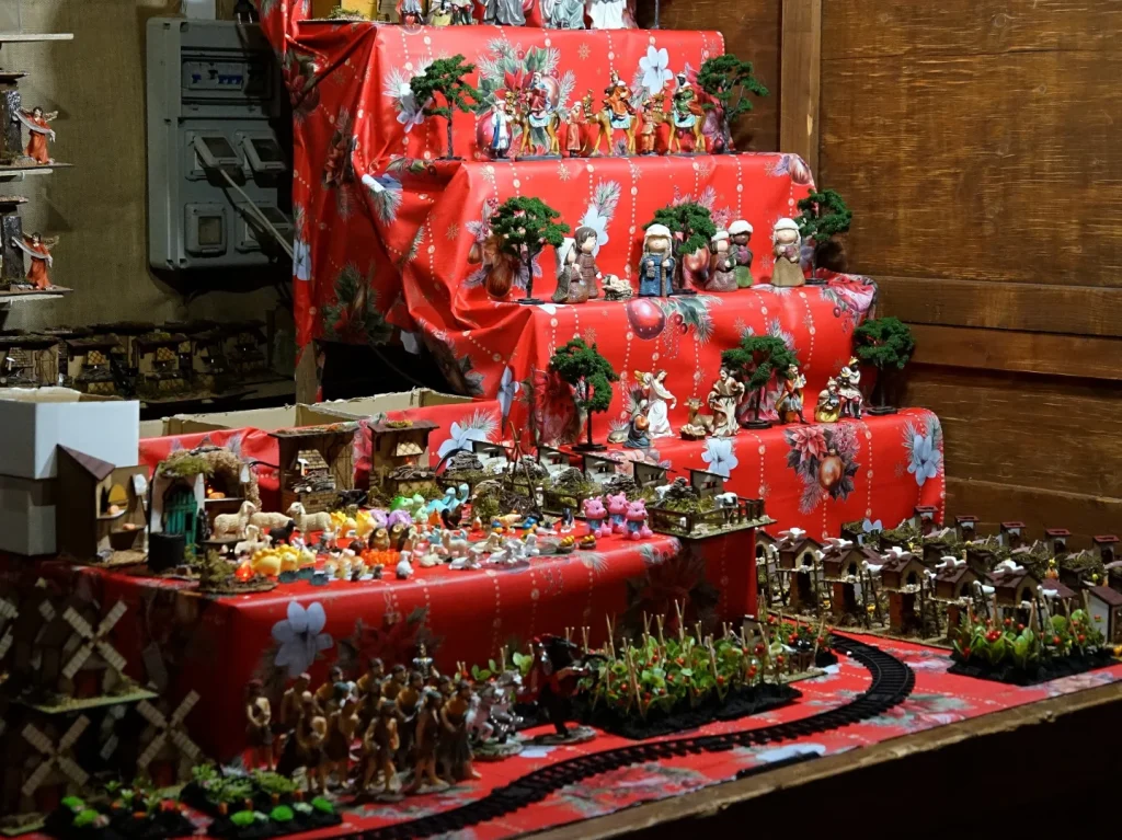 Figuras y belenes artesanos expuestos en una caseta navideña