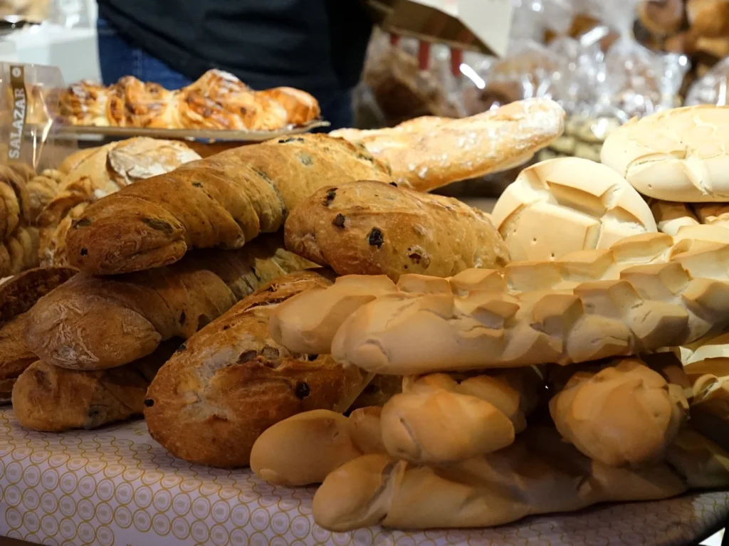 Selección de panes y productos de panadería artesana