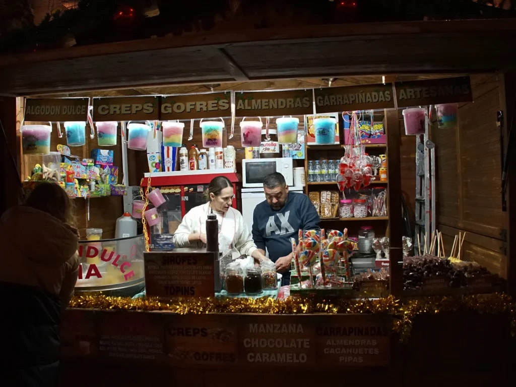 Puesto de dulces y algodón de azúcar del mercado navideño