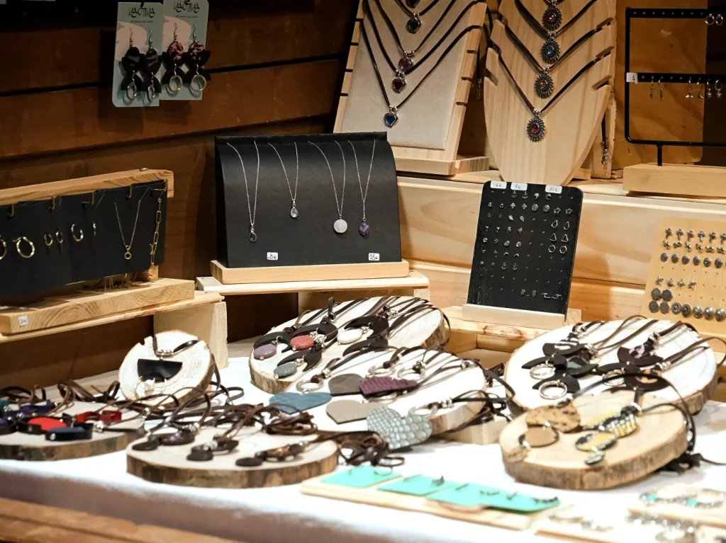 Exposición de joyería y complementos artesanos en una caseta del mercado