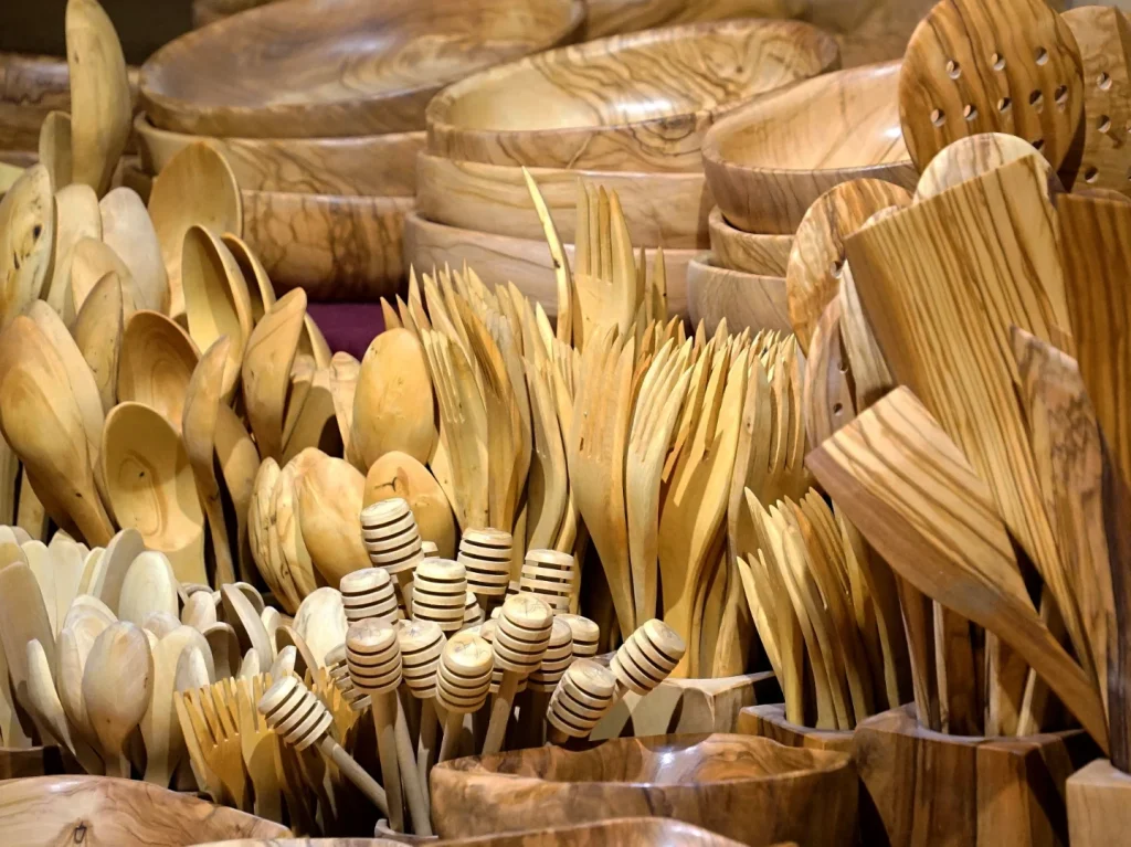Cubiertos, cuencos y utensilios elaborados artesanalmente en madera