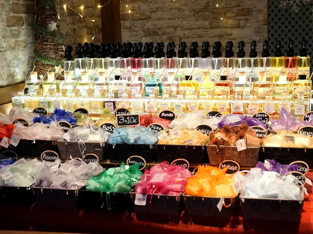 Exposición de perfumes, aromas y productos artesanos de colores