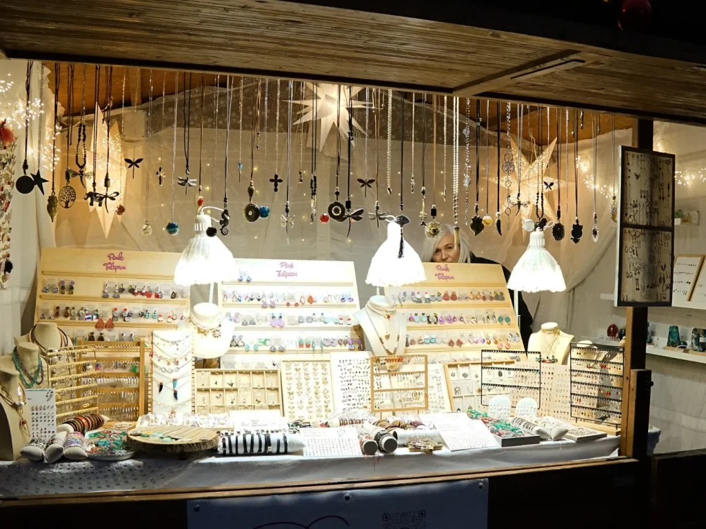 Caseta de joyería artesana iluminada durante el mercado navideño
