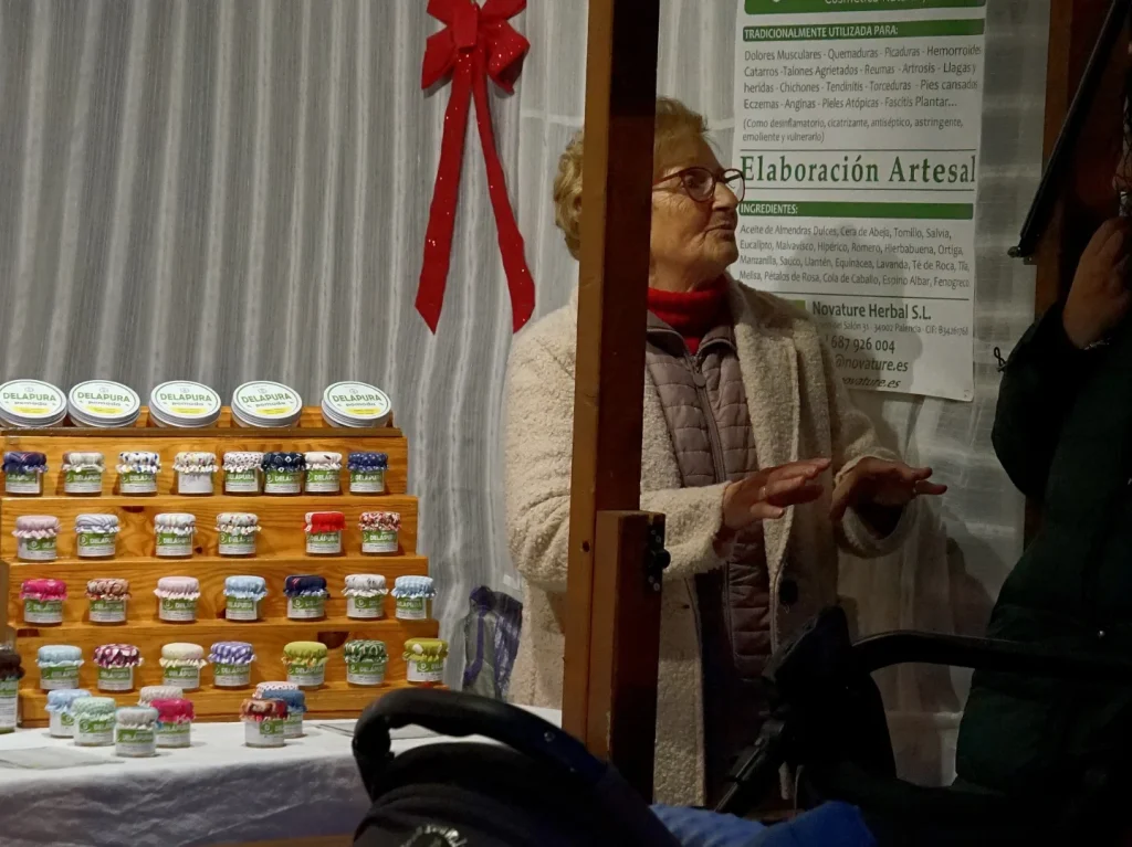 Artesana explicando sus productos naturales a una visitante